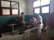 Aparat Gabungan TNI Bersama RSUD Mulia dan PMI Kab Puncak Jaya Evakuasi Pengungsi Korban Penembakan KKB di Distrik Sinak