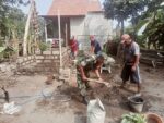 Kerja Bakti Bangun MCK Babinsa Gandean Bersama Warga, Tingkatkan Kesehatan Lingkungan