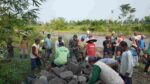Demi Kelancaran Irigasi Pertanian, Babinsa Kamulan Dampingi Pembersihan Sungai Sodetan Kaliputih