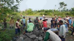 Demi Kelancaran Irigasi Pertanian, Babinsa Kamulan Dampingi Pembersihan Sungai Sodetan Kaliputih