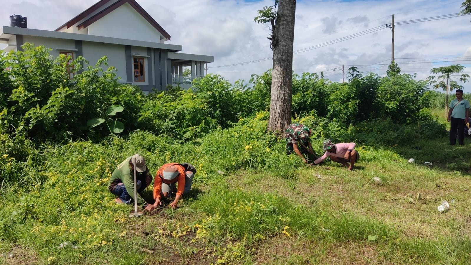 Kepedulian Lingkungan, Babinsa Kedung Banteng Ajak Warga Lestarikan Alam