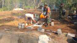 Bangun Fasilitas MCK, Babinsa Desa Binangun Gotong Royong Bantu Warga Demi Tingkatkan Sanitasi Lingkungan