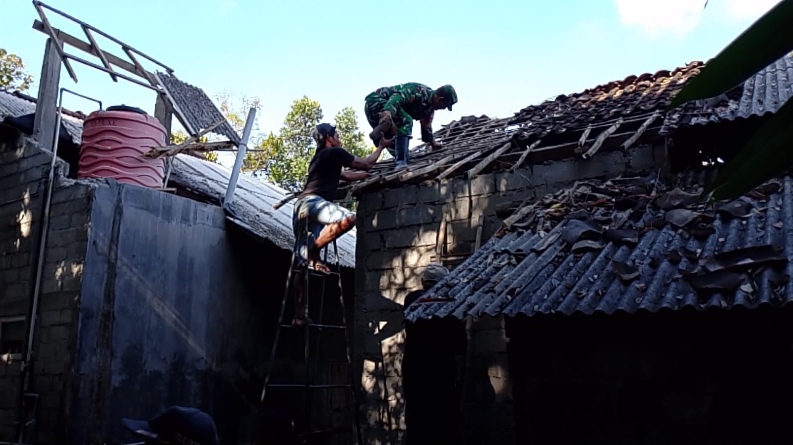 Wujudkan Hunian Layak, Babinsa Kanigoro Bahu Membahu Perbaiki Rumah Warga