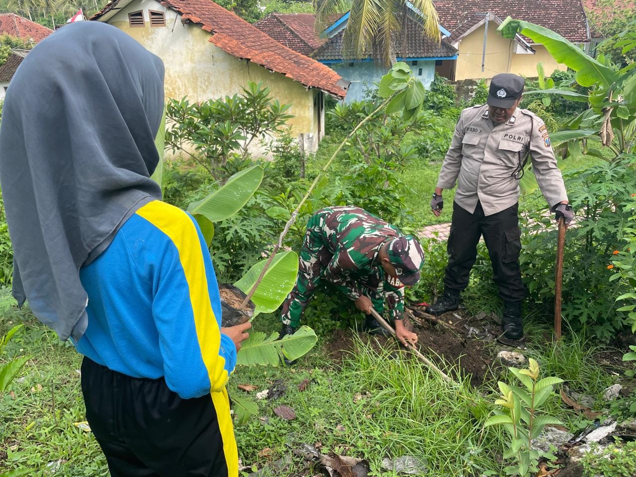 Penghijauan Monumen Trisula, TNI-Polri Bersama SMKN 1 Bakung Wujudkan Kepedulian Lingkungan Penghijauan Monumen Trisula, TNI-Polri Bersama SMKN 1 Bakung Wujudkan Kepedulian Lingkungan