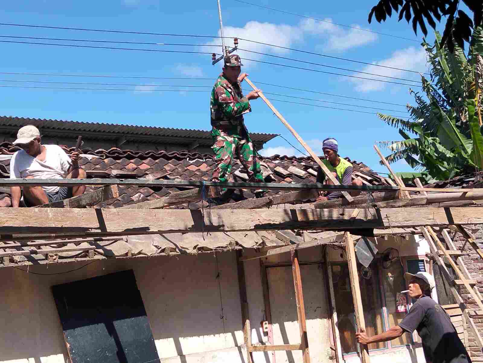 Gotong Royong Rehab RTLH, Babinsa Pakunden Bersama Warga Wujud Kepedulian Untuk Masyarakat Gotong Royong Rehab RTLH, Babinsa Pakunden Bersama Warga Wujud Kepedulian Untuk Masyarakat