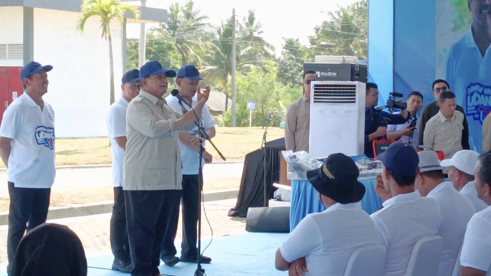 Panglima TNI Dampingi Presiden RI Prabowo Subianto Panen Raya Udang di Kebumen Panglima TNI Dampingi Presiden RI Prabowo Subianto Panen Raya Udang di Kebumen