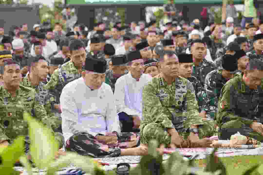 Wapang TNI Dampingi Menhan RI Shalat Idul Adha Bersama Prajurit dan Masyarakat di Papua Barat