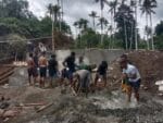 Penuh Semangat, TNI dan Warga Gotong Royong Cor Dudukan Jembatan Garuda