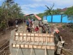 Personel Kodim 1505/Tidore Bersama Warga Percepat Pembangunan Jembatan Garuda