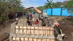 Personel Kodim 1505/Tidore Bersama Warga Percepat Pembangunan Jembatan Garuda