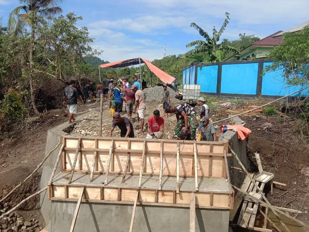 Personel Kodim 1505/Tidore Bersama Warga Percepat Pembangunan Jembatan Garuda