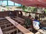 Anggota Kodim 1505/Tidore Bersama Warga Rakit Besi Persiapan Pengecoran Jembatan Garuda