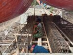 Anggota Kodim 1505/Tidore Bersama Masyarakat Buat Bakisting Gelagar Jembatan Garuda