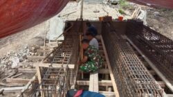 Anggota Kodim 1505/Tidore Bersama Masyarakat Buat Bakisting Gelagar Jembatan Garuda