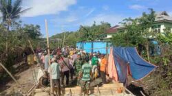 Kebersamaan Jadi Kekuatan, Personel Kodim 1505/Tidore dan Warga Gotong Royong Cor Lantai Jembatan Garuda Kebersamaan Jadi Kekuatan, Personel Kodim 1505/Tidore dan Warga Gotong Royong Cor Lantai Jembatan Garuda
