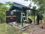 Satgas TMMD ke 128 Kodim 1801/Manokwari Berikan Pengecatan Akhir untuk MCK yang Lebih Indah