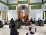 Kebersamaan Satgas TMMD Ke-128 dan Warga Terlihat Saat Sholat Dzuhur Berjamaah di Masjid Nurul Jannah