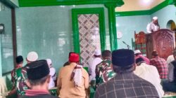 Kebersamaan Satgas TMMD Ke-128 dan Warga Brabe Terjalin Lewat Sholat Berjamaah di Masjid Al Karomah