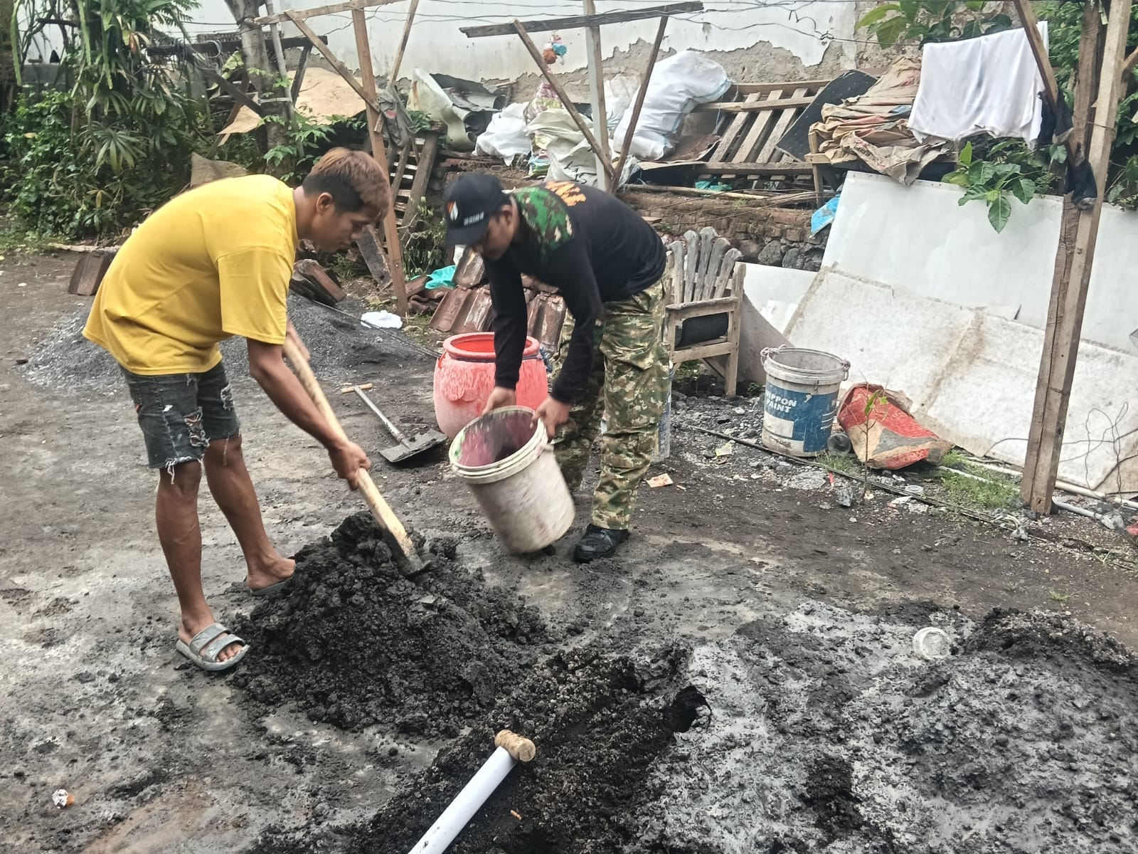 Pembangunan Sanitasi Tariyah di Dusun Sumur, Brabe Capai 40 Persen, Satgas TMMD Ke-128 Terus Kebut Pekerjaan