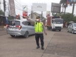 Personel Polsek Cikupa Laksanakan Giat PECAK, Atur Lalu Lintas Sore Hari di Simpang Cikupa Mas