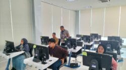 Polantas Tuban Menyapa Datang, Warga Tuban Antre Bertanya Soal SIM, STNK dan BPKB Polantas Tuban Menyapa Datang, Warga Tuban Antre Bertanya Soal SIM, STNK dan BPKB
