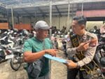 Di Pasar hingga Permukiman, Polantas Tuban Menyapa Bantu Warga Urus SIM STNK BPKB
