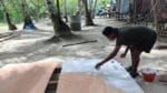Satgas TMMD Kodim 1710/Mimika Lakukan Pengecatan Triplek Demi Hasil Maksimal