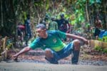 Pasi Ops Kodim 1801/Manokwari Turun Langsung Ikut Pengecoran Jalan TMMD Ke-128 di Kampung Tanah Rubuh
