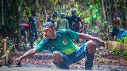Pasi Ops Kodim 1801/Manokwari Turun Langsung Ikut Pengecoran Jalan TMMD Ke-128 di Kampung Tanah Rubuh