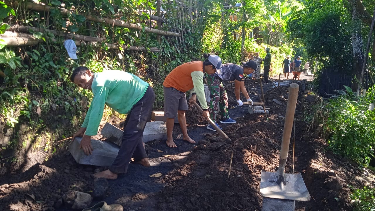 Pemasangan Paving di Dusun Klagin Terus Dikebut, Target Rampung Sebelum Penutupan TMMD Ke-128