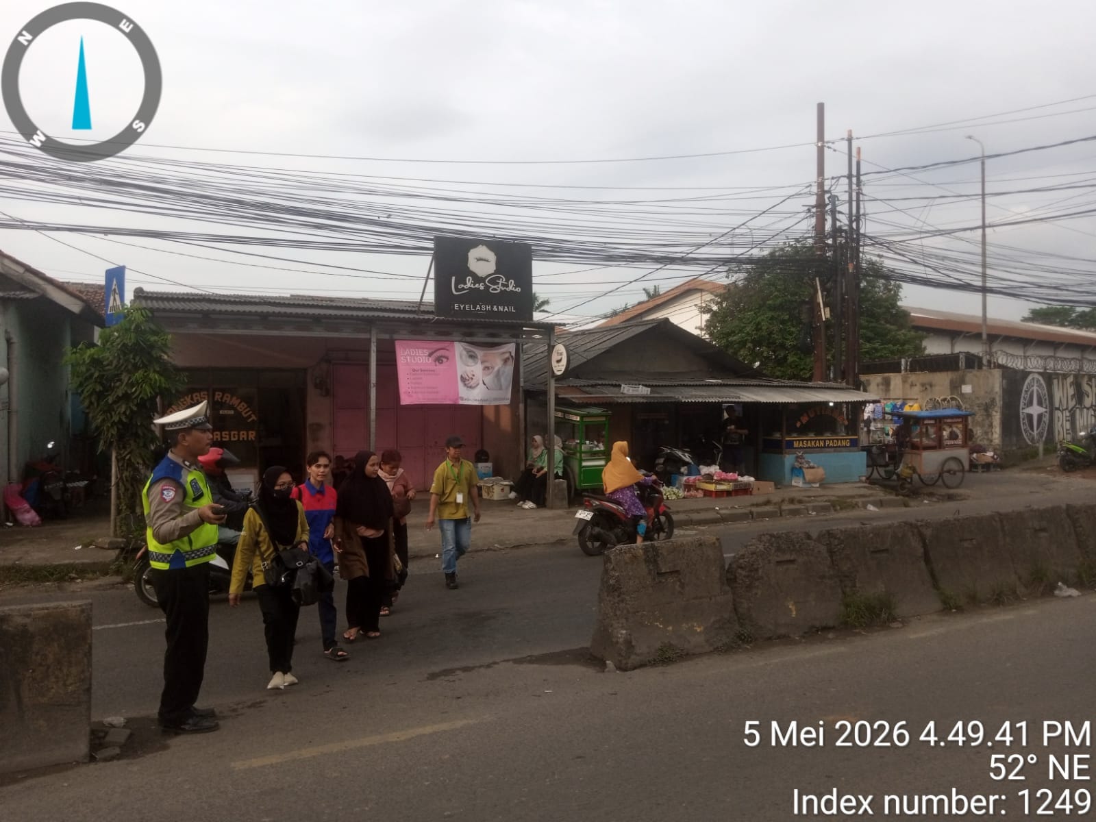 Polsek Cikupa Gelar Pengaturan Lalu Lintas Sore Hari, Antisipasi Kemacetan di Simpang Cikupamas