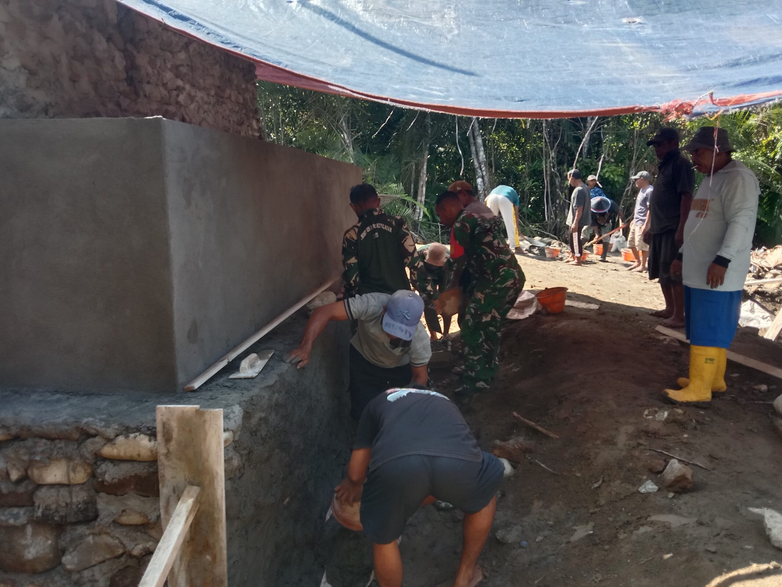 Tak Kenal Lelah, Anggota Kodim 1505/Tidore dan Warga Pacu Pembangunan Jembatan Garuda