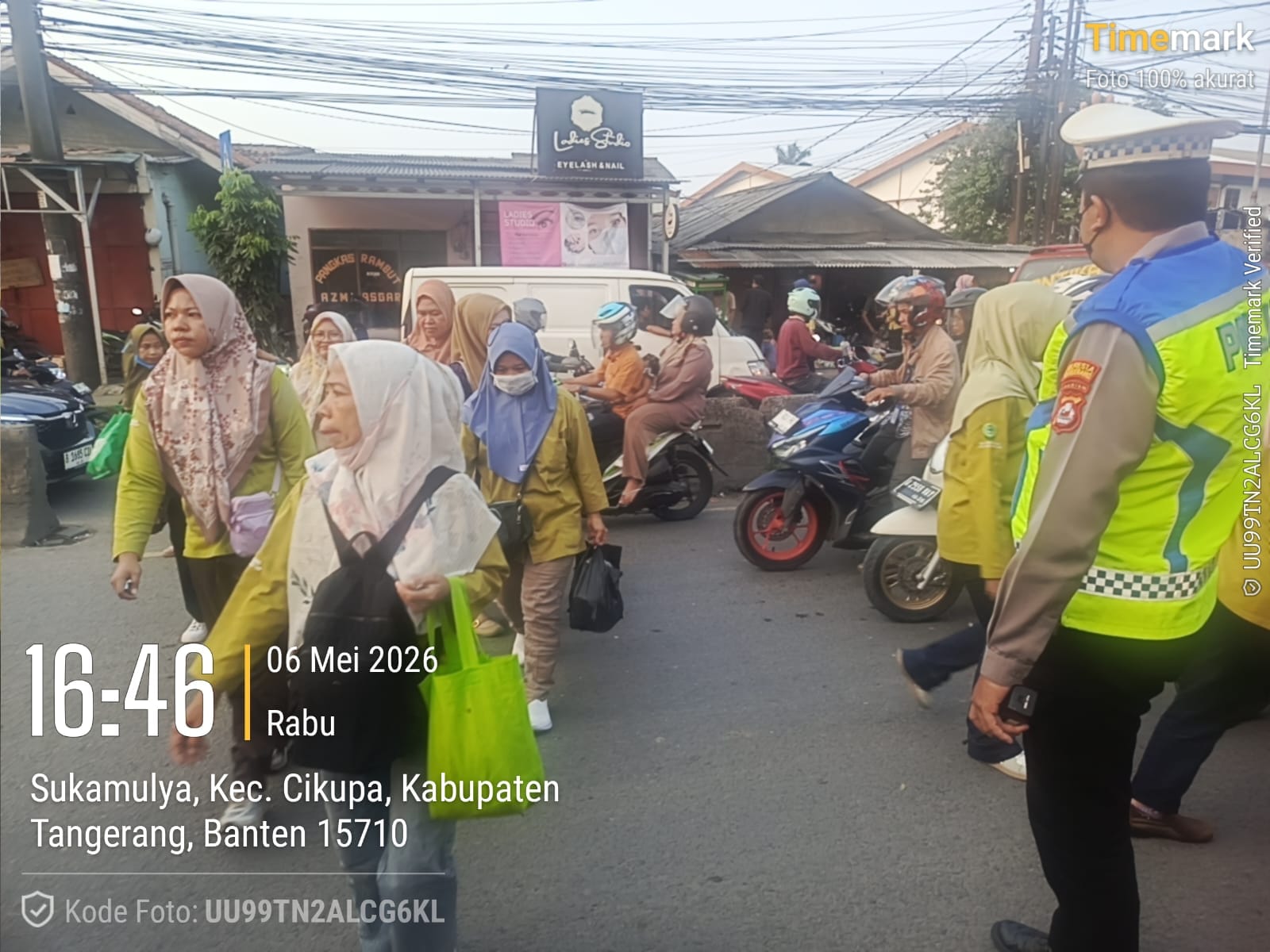 Brigadir Rustam Hakim Aktif Laksanakan Pengaturan Lalu Lintas Sore Hari di Cikupa