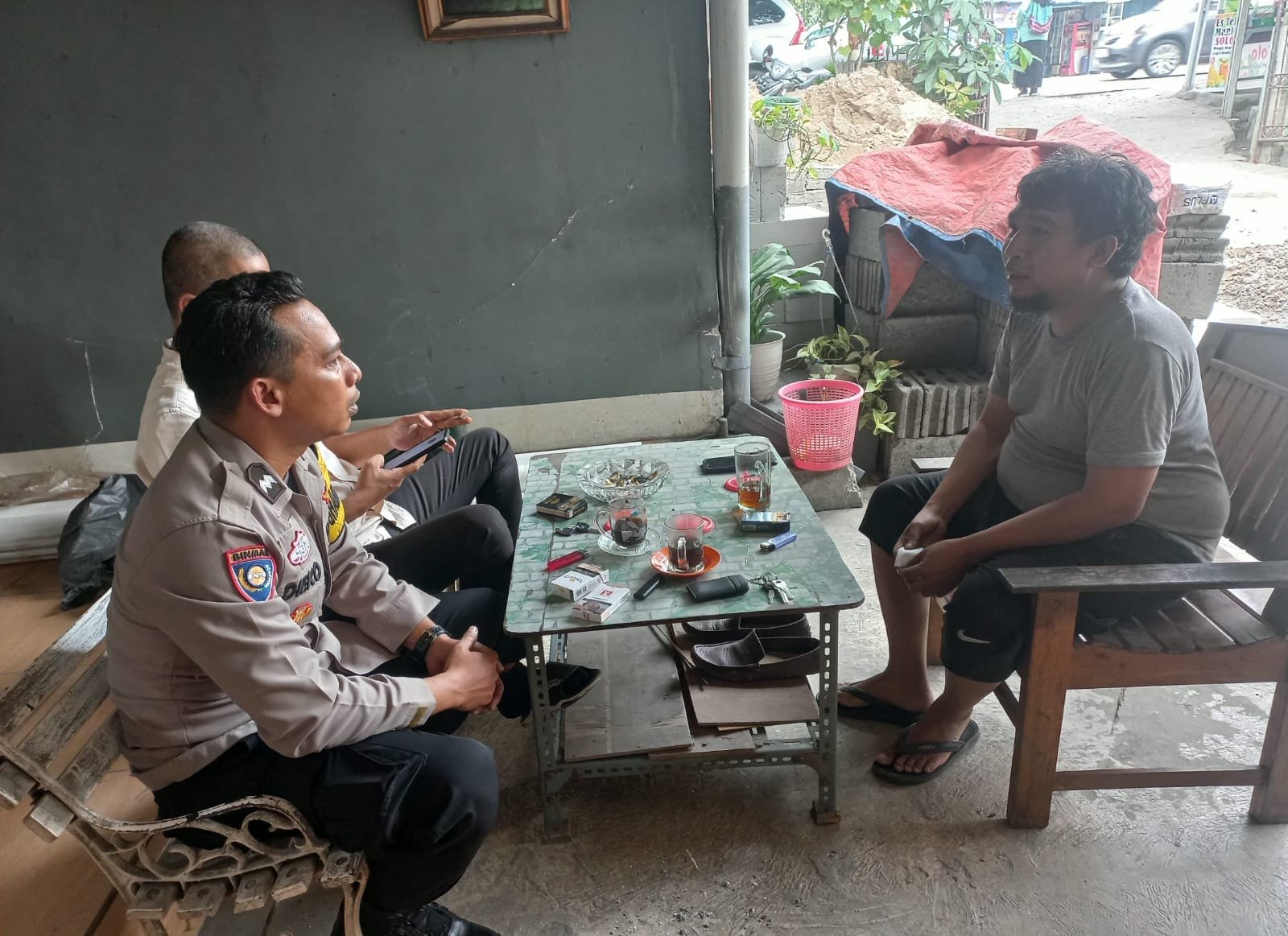 Aipda Dieko A Bersama Ketua RT Sambangi Warga Pasir Gadung, Sampaikan Imbauan Kamtibmas