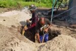 TNI Laksanakan Penggalian Septictank Rumah Warga dalam Program TMMD ke-128 Kodim 1801/Manokwari