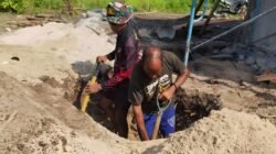 TNI Laksanakan Penggalian Septictank Rumah Warga dalam Program TMMD ke-128 Kodim 1801/Manokwari
