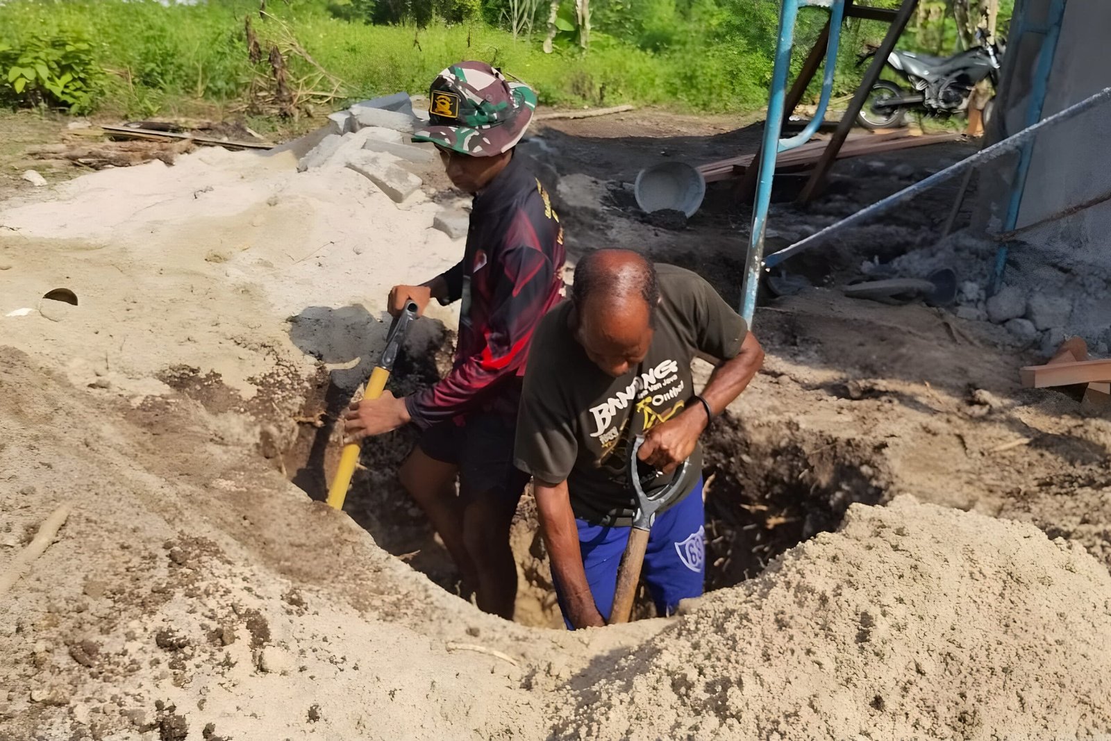 TNI Laksanakan Penggalian Septictank Rumah Warga dalam Program TMMD ke-128 Kodim 1801/Manokwari
