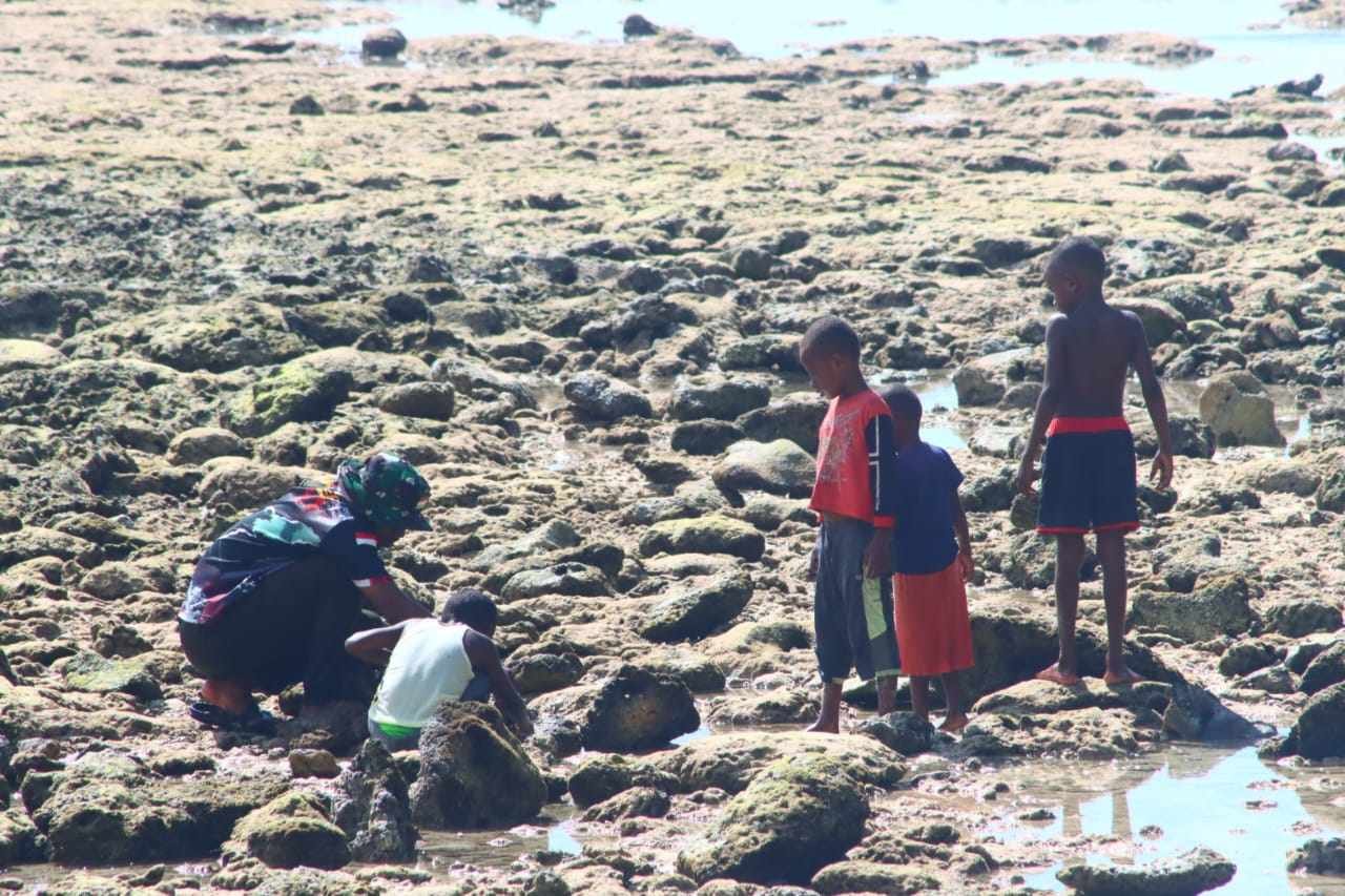 Satgas TMMD Ke-128 Kodim 1801/Manokwari Bersama Anak-Anak Kampung Tanah Rubuh Cari Ikan Bersama