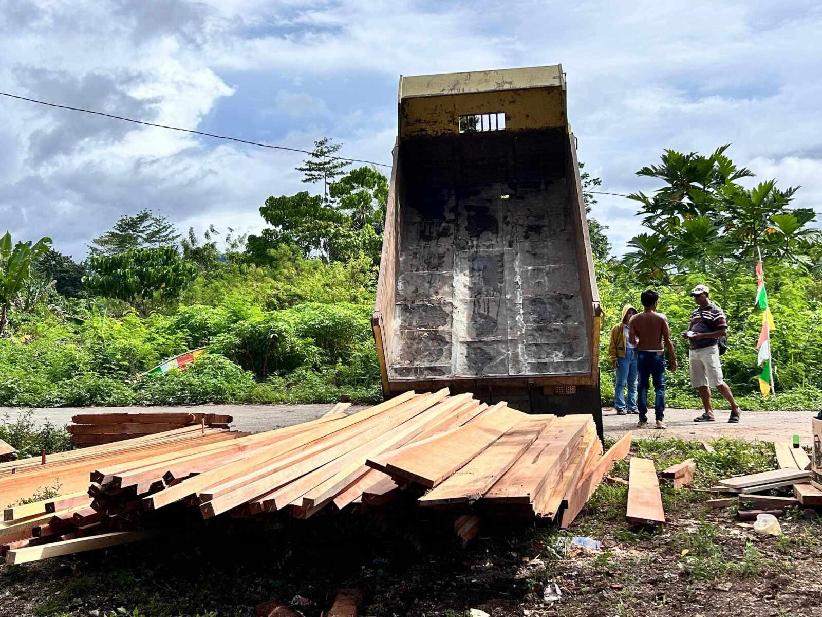 Pengedropan Material Lokal Dipercepat, Satgas TMMD Ke-128 Kodim 1801/Manokwari Kejar Target Pembangunan