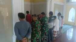 Tingkatkan Kemanunggalan, Satgas TMMD Ke-128 Sholat Asar Berjamaah Bersama Warga Desa Brabe
