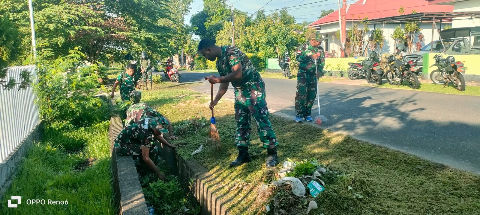 Peduli Kebersihan, Personel Kodim 1505/Tidore Gelar Jumat Berkah, Bersihkan Masjid dan Lingkungan