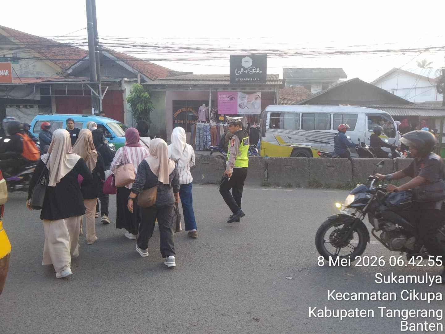 Personel Lantas Polsek Cikupa Laksanakan PECAK Pagi di Pertigaan Columbus PT Chingluh