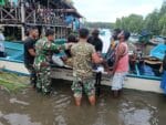 Satgas TMMD Tunjukkan Kepedulian dengan Evakuasi Warga Sakit