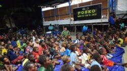 Nonton Bareng Film Edukasi, Satgas TMMD Bagikan Makanan Bergizi kepada Anak-Anak Kampung Keakwa