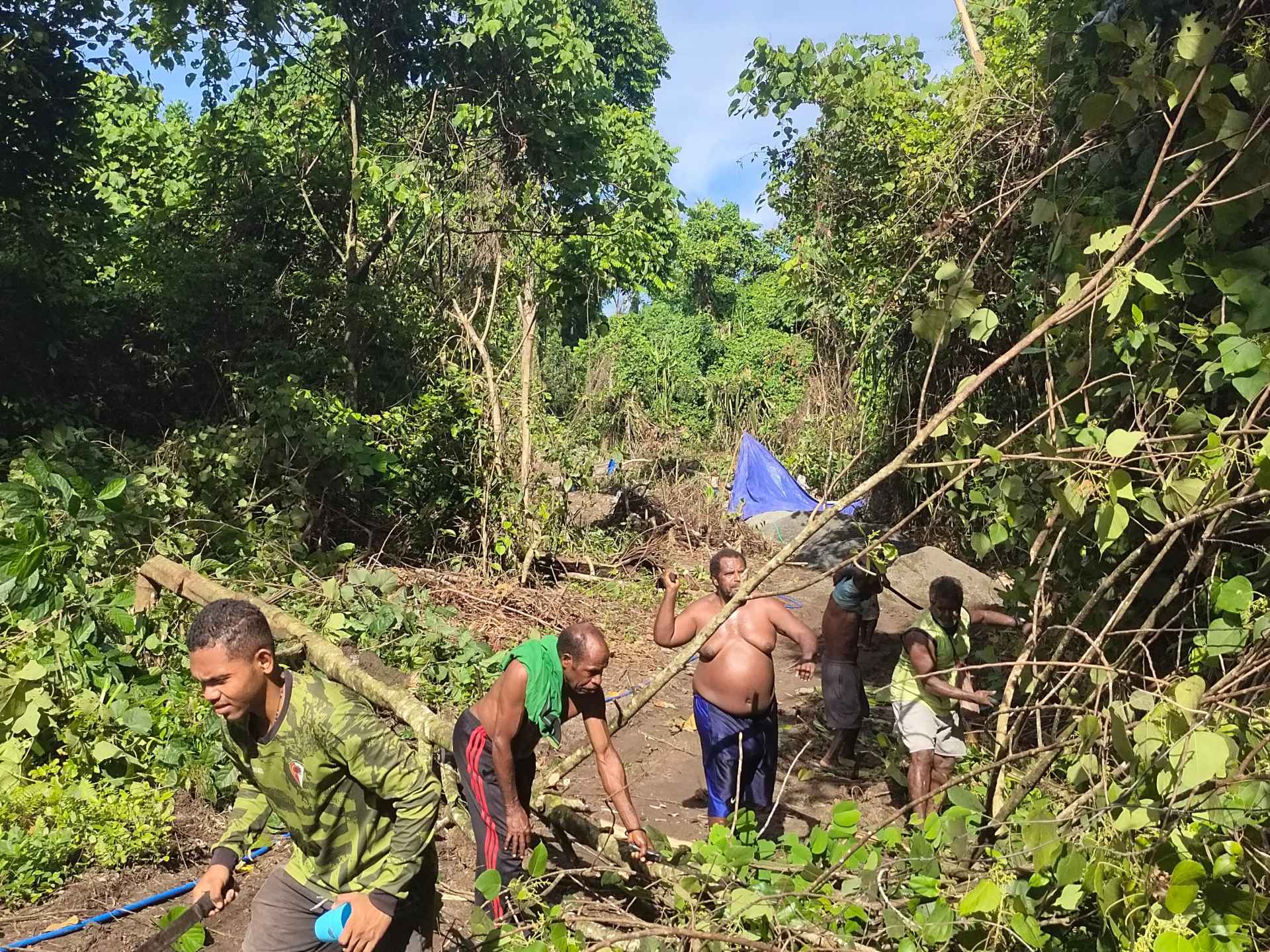 Bersama Warga, Satgas TMMD Ke-128 Kodim 1801/Manokwari Bersihkan Lahan 2 Hektare untuk Tanam Kakao