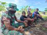 Keakraban Anak-Anak Bersama Anggota Satgas TMMD ke-128 Kodim 1801/Manokwari