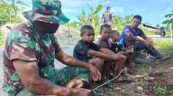 Keakraban Anak-Anak Bersama Anggota Satgas TMMD ke-128 Kodim 1801/Manokwari