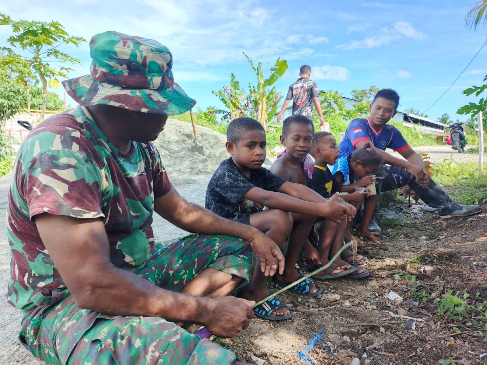 Keakraban Anak-Anak Bersama Anggota Satgas TMMD ke-128 Kodim 1801/Manokwari