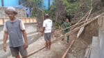 Anggota Kodim 1505/Tidore Bersama Warga Pasang Besi dan Papan Cor Jembatan Garuda