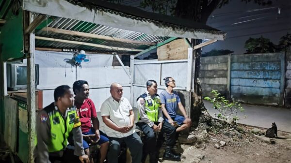 Bhabinkamtibmas Polsek Cikupa Sambangi Pos Satkamling, Perkuat Sinergitas dengan Warga Cikupa